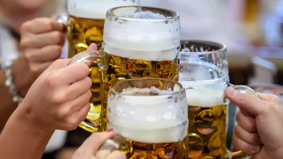 Gespannt wird darauf gewartet, wie viele Schläge OB Krause auf seiner ersten Wiesn braucht, bis der Zapfhahn sitzt. (Archivbild)  - Bild: Matthias Balk/dpa