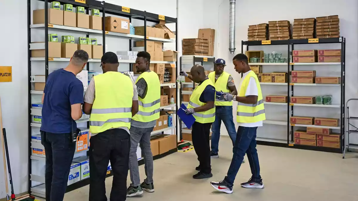 Viel ist in den vergangenen zehn Jahren über den sogenannten Spurwechsel vom Asylverfahren in die Erwerbsmigration gestritten worden. In Branchen wie Gastronomie, Pflege, Transport und Logistik herrscht Arbeitskräftemangel. (Symbolbild) - Bild: Patrick Pleul/dpa