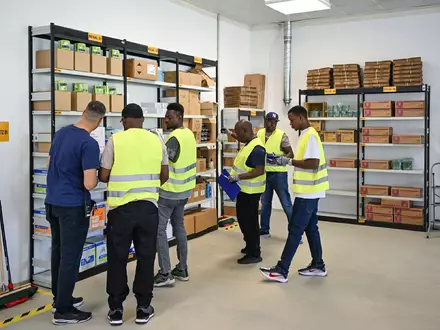 Viel ist in den vergangenen zehn Jahren über den sogenannten Spurwechsel vom Asylverfahren in die Erwerbsmigration gestritten worden. In Branchen wie Gastronomie, Pflege, Transport und Logistik herrscht Arbeitskräftemangel. (Symbolbild) - Foto: Patrick Pleul/dpa
