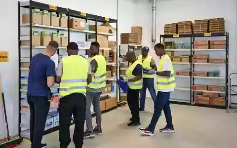 Viel ist in den vergangenen zehn Jahren über den sogenannten Spurwechsel vom Asylverfahren in die Erwerbsmigration gestritten worden. In Branchen wie Gastronomie, Pflege, Transport und Logistik herrscht Arbeitskräftemangel. (Symbolbild) - Foto: Patrick Pleul/dpa