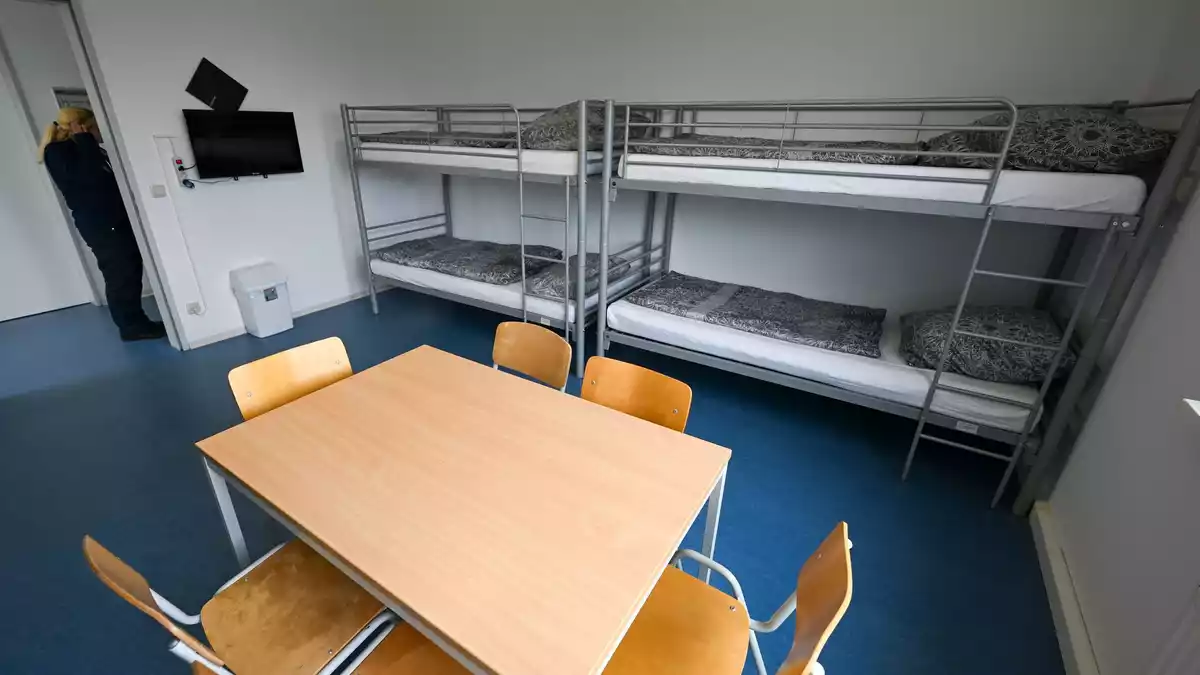 EU-Außengrenzverfahren nach den neuen europäischen Regeln gibt es in Deutschland, das mitten in Europa liegt, nur für Menschen, die unerlaubt über Flughäfen oder Seehäfen einreisen. (Archivbild) - Bild: Jens Kalaene/dpa