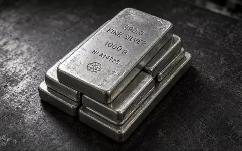 Ein Stapel glänzender Silberbarren auf einem dunklen, industriellen Untergrund. - Foto: über boerse-global.de