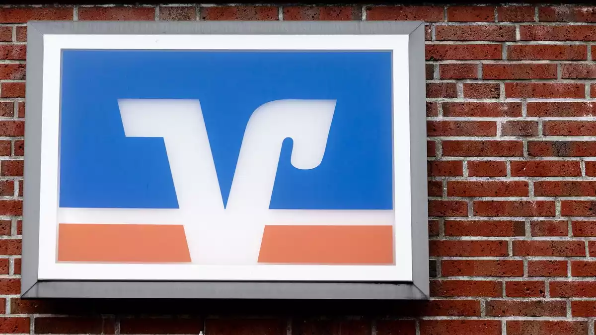 Etablierte Banken wie Volksbanken, Sparkassen und Privatbanken in Deutschland haben es mit zunehmender Konkurrenz von Neobanken zu tun. Zudem werben immer mehr Auslandsbanken hierzulande um Kundschaft. (Symbolbild) - Bild: Markus Scholz/dpa
