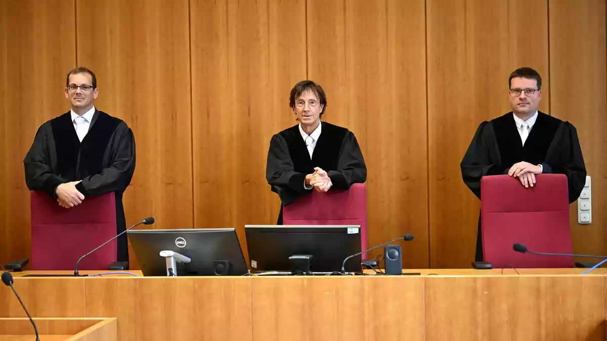 Die 1. Zivilkammer des Kölner Landgerichts, in der Mitte der Vorsitzende Stefan Bellin, links von ihm der Richter Christian Meurs und rechts der Richter Michael Stiel. (Archivfoto) - Bild: Wolf von Dewitz/dpa