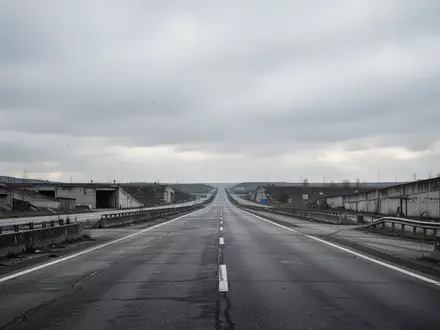 Eine leere Autobahn bei bedecktem Himmel als Symbol für die wirtschaftliche Belastung durch hohe Kraftstoffpreise. - Foto: über boerse-global.de