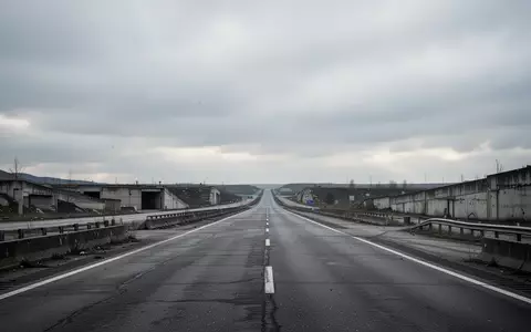 Eine leere Autobahn bei bedecktem Himmel als Symbol für die wirtschaftliche Belastung durch hohe Kraftstoffpreise. - Foto: über boerse-global.de