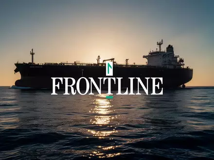 Öltanker auf dem offenen Meer bei Sonnenuntergang als Symbol für die maritime Industrie. - Foto: über boerse-global.de