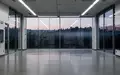 Ein minimalistisches, leeres High-Tech-Labor im Silicon Valley mit großen Glasfenstern und Blick auf eine dunkle Hügellandschaft. - Foto: über boerse-global.de