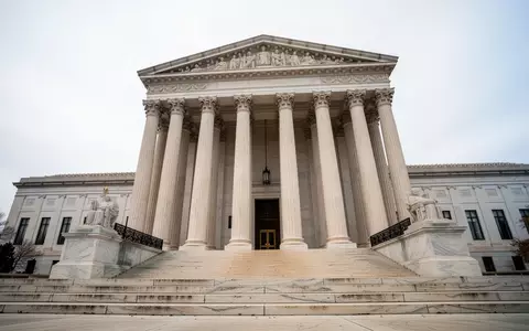 Die neoklassizistische Fassade eines Regierungsgebäudes in Washington D.C. mit massiven Steinsäulen unter einem bewölkten Himmel. - Foto: über boerse-global.de