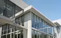 Moderne architektonische Fassade eines Bürogebäudes bei Tageslicht als Symbol für Transparenz und Verwaltung. - Foto: über boerse-global.de