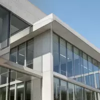 Moderne architektonische Fassade eines Bürogebäudes bei Tageslicht als Symbol für Transparenz und Verwaltung. - Foto: über boerse-global.de