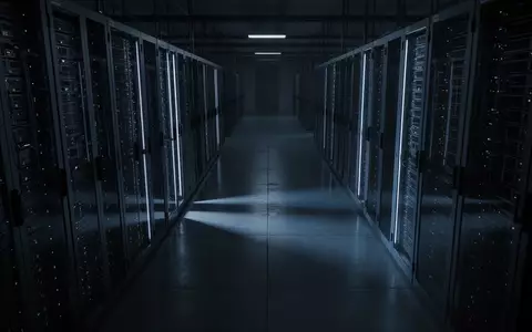 Ein dunkler, steriler Serverraum mit glänzendem Betonboden und langen Reihen metallischer Racks in blauem Dämmerlicht. - Foto: über boerse-global.de