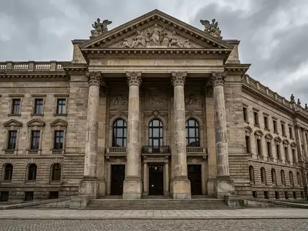 Ein neoklassizistisches Gerichtsgebäude mit massiven Säulen unter bewölktem Himmel. - Foto: über boerse-global.de