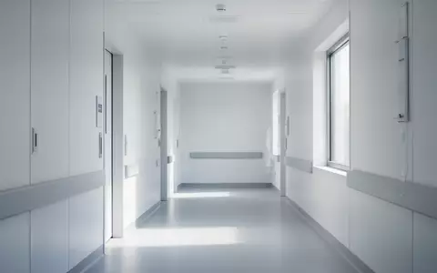 Ein heller, minimalistischer Klinikflur mit weißer Architektur und natürlichem Lichteinfall. - Foto: über boerse-global.de