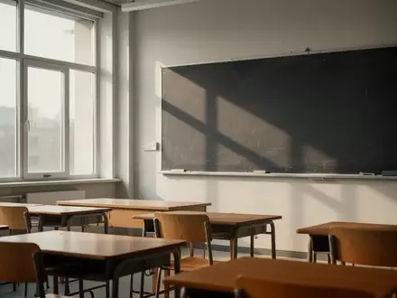 Ein leerer, modern gestalteter Klassenraum mit Holztischen und Stühlen bei natürlichem Tageslichteinfall. - Foto: über boerse-global.de