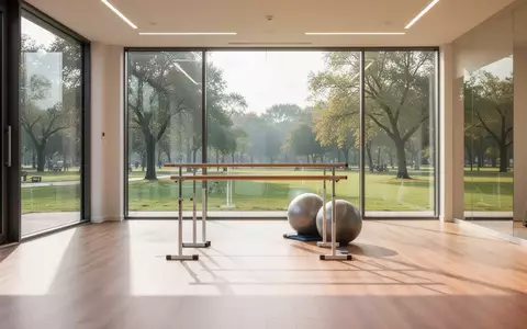 Ein heller, minimalistischer Therapieraum mit Holzboden und Blick ins Grüne, ohne Personen. - Foto: über boerse-global.de