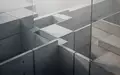 Minimalistische, architektonische Betonstruktur mit geometrischen Flächen bei diffusem Tageslicht. - Foto: über boerse-global.de