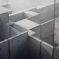 Minimalistische, architektonische Betonstruktur mit geometrischen Flächen bei diffusem Tageslicht. - Foto: über boerse-global.de