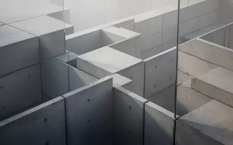 Minimalistische, architektonische Betonstruktur mit geometrischen Flächen bei diffusem Tageslicht. - Foto: über boerse-global.de