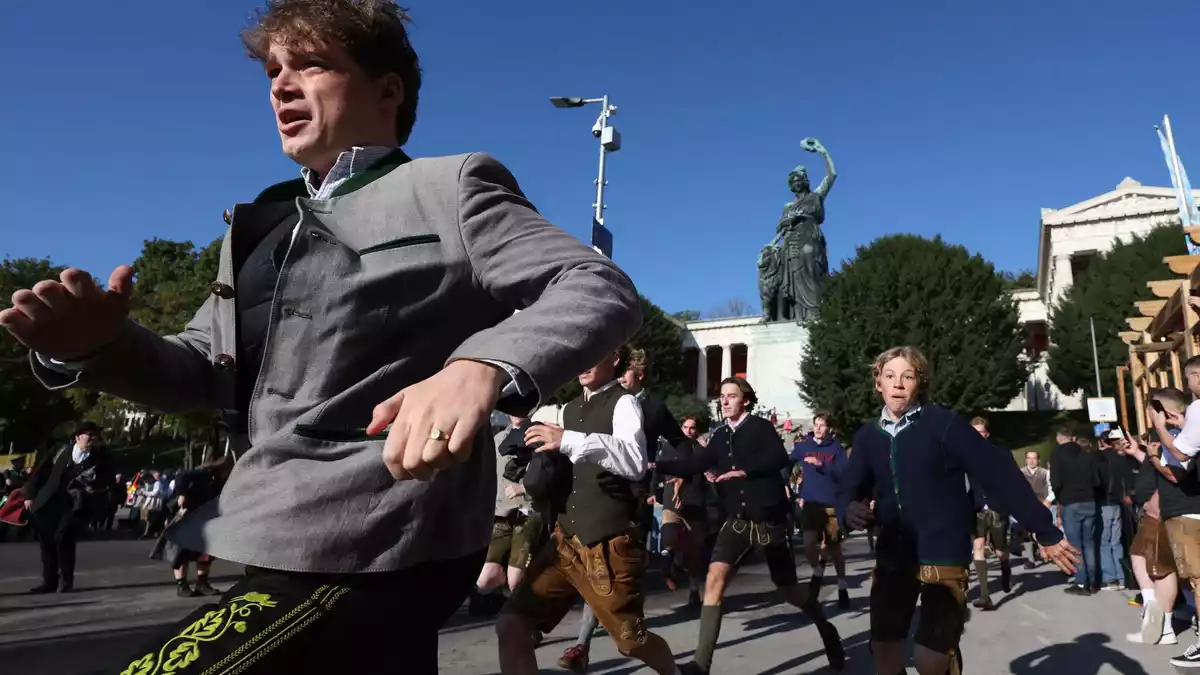 Rennend ging es zum Festzelt. - Bild: Karl-Josef Hildenbrand/dpa