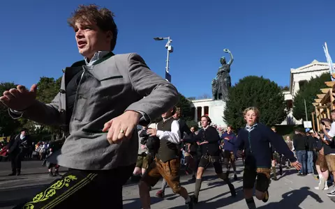 Rennend ging es zum Festzelt. - Foto: Karl-Josef Hildenbrand/dpa