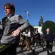 Rennend ging es zum Festzelt. - Bild: Karl-Josef Hildenbrand/dpa