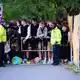 Warten, warten, warten - bis das Festgelände endlich öffnete.  - Bild: Sven Hoppe/dpa