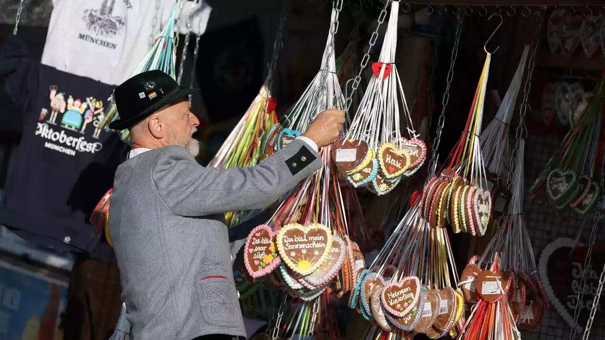 Derweil liefen am Samstagmorgen auf dem Festgelände die abschließenden Vorbereitungen. - Bild: Karl-Josef Hildenbrand/dpa