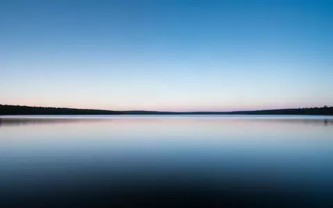 Eine ruhige Seenlandschaft bei Sonnenaufgang, die Klarheit und innere Stärke symbolisiert. - Foto: über boerse-global.de