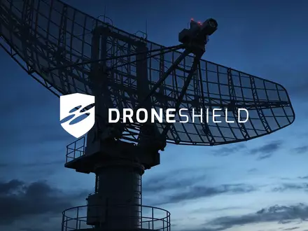 Moderne Radartechnologie und Überwachungssysteme vor einem dramatischen Dämmerungshimmel als Symbol für die Verteidigungsbranche. - Foto: über boerse-global.de