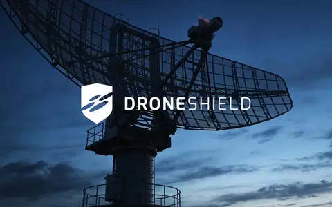 Moderne Radartechnologie und Überwachungssysteme vor einem dramatischen Dämmerungshimmel als Symbol für die Verteidigungsbranche. - Foto: über boerse-global.de