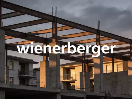 Halbfertige Baustelle eines Wohngebäudes bei Dämmerung, die die angespannte Lage in der Baubranche symbolisiert. - Foto: über boerse-global.de