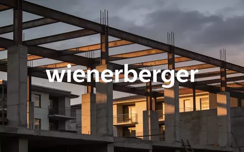 Halbfertige Baustelle eines Wohngebäudes bei Dämmerung, die die angespannte Lage in der Baubranche symbolisiert. - Foto: über boerse-global.de