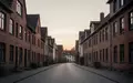 Eine menschenleere Wohnstraße mit traditionellen Backsteinhäusern in der Abenddämmerung. - Foto: über boerse-global.de