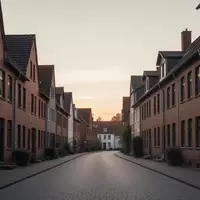 Eine menschenleere Wohnstraße mit traditionellen Backsteinhäusern in der Abenddämmerung. - Foto: über boerse-global.de