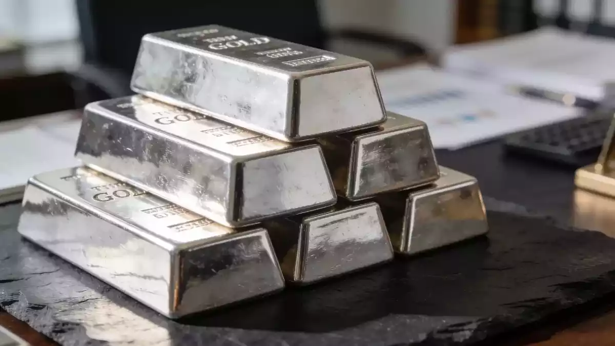 Silver Tops $66 as Oil Slide and Calmer Yields Ease Pressure