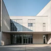 Moderne architektonische Fassade eines Regierungsgebäudes bei Tageslicht. - Foto: über boerse-global.de