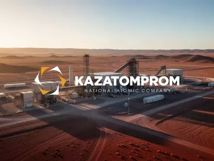 Moderne Uran-Minenanlage in einer weiten Wüstenlandschaft bei Sonnenuntergang - Foto: über boerse-global.de