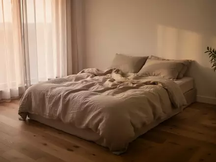 Ein minimalistisches, ruhiges Schlafzimmer mit natürlichem Tageslicht, das eine entspannte und erholsame Atmosphäre ausstrahlt. - Foto: über boerse-global.de