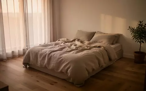 Ein minimalistisches, ruhiges Schlafzimmer mit natürlichem Tageslicht, das eine entspannte und erholsame Atmosphäre ausstrahlt. - Foto: über boerse-global.de