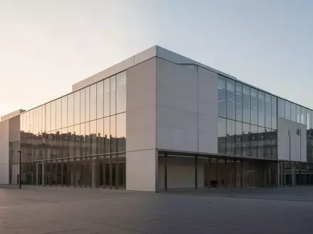 Ein minimalistisches Glas- und Stahlgebäude bei Tagesanbruch in einem ruhigen Stadtplatz ohne Menschen oder Beschilderung. - Foto: über boerse-global.de