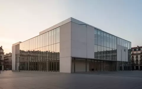 Ein minimalistisches Glas- und Stahlgebäude bei Tagesanbruch in einem ruhigen Stadtplatz ohne Menschen oder Beschilderung. - Foto: über boerse-global.de