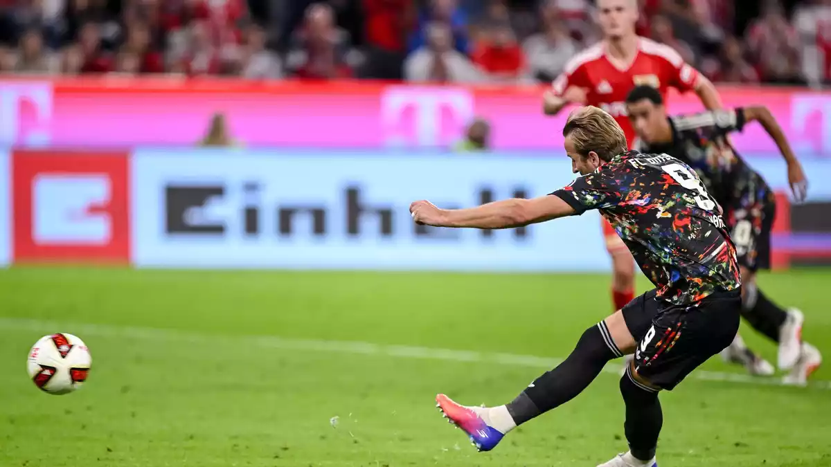 98 Spiele für 100 Tore: Harry Kane bei seinem Rekordschuss vom Punkt.  - Bild: Harry Langer/dpa