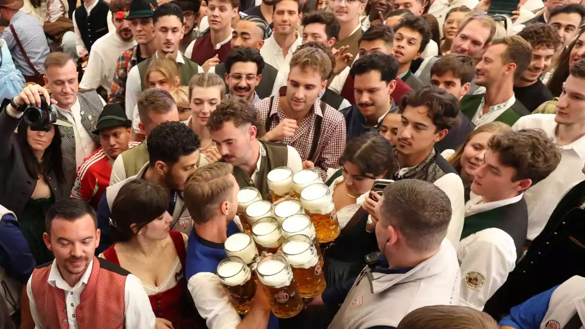 Ab 12.00 Uhr wird Bier ausgeschenkt. - Bild: Karl-Josef Hildenbrand/dpa