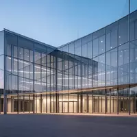 Modernes Verwaltungsgebäude bei Dämmerung, das die europäische Politik und internationale Verhandlungen symbolisiert. - Foto: über boerse-global.de