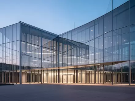 Modernes Verwaltungsgebäude bei Dämmerung, das die europäische Politik und internationale Verhandlungen symbolisiert. - Foto: über boerse-global.de