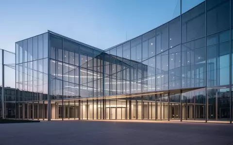 Modernes Verwaltungsgebäude bei Dämmerung, das die europäische Politik und internationale Verhandlungen symbolisiert. - Foto: über boerse-global.de