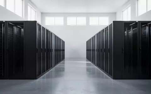 Ein moderner, heller Serverraum mit leeren Server-Racks in einer minimalistischen, aufgeräumten Umgebung. - Foto: über boerse-global.de