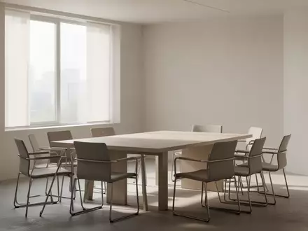 Ein heller, leerer Beratungsraum mit einem Holztisch und Stühlen in einer ruhigen, professionellen Umgebung. - Foto: über boerse-global.de
