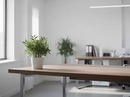 Ein minimalistisches, helles Büro mit einem schlichten Holztisch und einer Pflanze, das eine ruhige Arbeitsatmosphäre vermittelt. - Foto: über boerse-global.de
